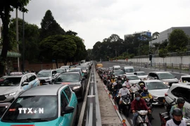 Ùn tắc tại Đường Phan Thúc Duyện, gần sân bay Tân Sơn Nhất. (Ảnh: Tiến lực/TTXVN)
