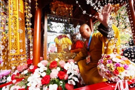 Cung rước xá lợi Phật vào chùa Quán Sứ. (Ảnh: Minh Đức/TTXVN)