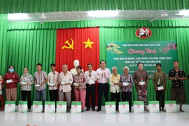 Vĩnh Long: Trao quà Tết cho gia đình chính sách, hộ nghèo và cận nghèo