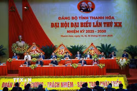 Đoàn Chủ tịch điều hành Đại hội đại biểu Đảng bộ tỉnh Thanh Hóa lần thứ 20, nhiệm kỳ 2025-2030. (Ảnh: Dương Giang/TTXVN)