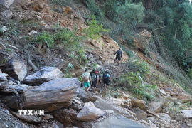 Một điểm sạt lở núi nghiêm trọng gây tắc đường và cô lập hoàn toàn bản Na Ngân trong những ngày qua. (Ảnh: Xuân Tiến/TTXVN)