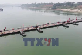 Các phương tiện được đi qua cầu phao Đoan Hùng