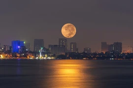 Hiện tượng "Trăng máu" ngoạn mục trong ống kính người dân thế giới