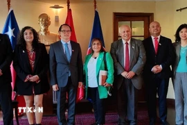 Đoàn công tác vùng Los Ríos của Chile cùng Đại sứ Việt Nam tại Chile Nguyễn Việt Cường tại buổi gặp. (Ảnh: TTXVN phát)