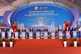 Lãnh đạo Thành phố Hồ Chí Minh và các đại biểu thực hiện nghi thức động thổ. (Ảnh: Trung Tuyến/TTXVN)