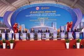 Lãnh đạo Thành phố Hồ Chí Minh và các đại biểu thực hiện nghi thức động thổ. (Ảnh: Trung Tuyến/TTXVN)