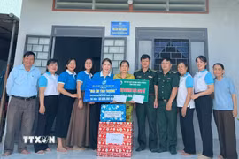 Ngày 21/5/2025, Hội Liên hiệp Phụ nữ tỉnh Bình Định phối hợp với Bộ chỉ huy Bộ đội Biên phòng tỉnh bàn giao “Mái ấm tình thương” và hỗ trợ sinh kế cho các hội viên phụ nữ nghèo trên địa bàn nhằm giúp họ an cư lạc nghiệp. (Ảnh: TTXVN phát)