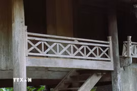 Họa tiết hoa văn trang trí trên lan can gần cầu thang lên xuống của ngôi nhà sàn tạo điểm nhấn cho không gian tầng 2 của ngôi nhà sàn của đồng bào Thái trong thung lũng Bình Chuẩn. (Ảnh: Xuân Tiến/TTXVN)
