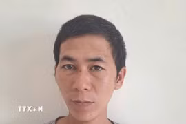 Đối tượng Bùi Văn Vỹ tại cơ quan công an. (Ảnh: TTXVN phát)