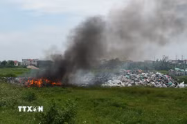 Khi "bãi rác" này cháy, nhiều khu khu dân cư như: thôn Nhạc Miếu, Thị Trung, Bình Minh, Xuân Lôi, Ngải Dương xã Như Quỳnh (Hưng Yên) bị ảnh hưởng bởi mùi khói khét, ảnh chụp ngày 19/5. (Ảnh Mạnh Khánh/TTXVN)