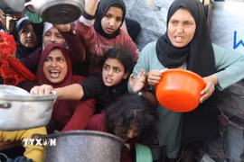 Người dân chờ nhận thức ăn cứu trợ tại Beit Lahia, miền Bắc Dải Gaza ngày 22/3/2025. (Ảnh: THX/TTXVN)