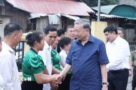Tổng Bí Thư Tô Lâm đến thăm và tặng quà cho cộng đồng bản Tân Lập, xã Si Pa Phìn, tỉnh Điện Biên. (Ảnh: Thống Nhất/TTXVN)