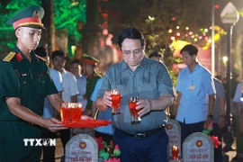 Thủ tướng Phạm Minh Chính thắp nến tri ân các Anh hùng liệt sỹ tại Nghĩa trang Liệt sỹ Quốc gia Trường Sơn. (Ảnh: Dương Giang/TTXVN)