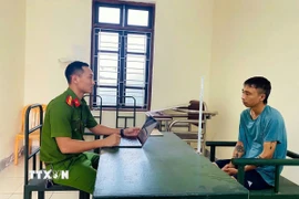 Cơ quan điều tra làm việc với tài xế Lê Ngọc Thành. (Ảnh: Công an Hà Tĩnh)