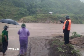 Các lực lượng chức năng xã Đakrông, Quảng Trị túc trực tại các ngầm tràn bị ngập. (Ảnh: TTXVN phát)