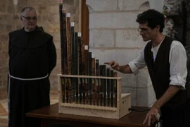 "Chiếc đàn organ cổ nhất trong Thiên Chúa giáo", có niên đại từ thế kỷ 11, vừa được ra mắt công chúng tại Tu viện Thánh Cứu Thế ở Thành cổ Jerusalem (Ảnh AP)