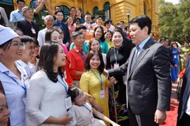 Chủ tịch nước Lương Cường gặp mặt nhân vật trong chương trình “Việc tử tế”. (Ảnh: Lâm Khánh/TTXVN)