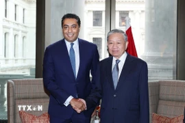 Tổng Bí thư Tô Lâm tiếp ông Saif Malik, Tổng giám đốc kiêm Giám đốc Khối Khách hàng Doanh nghiệp và Đầu tư, Ngân hàng Standard Charter tại Vương quốc Anh. (Ảnh: Thống Nhất/TTXVN)