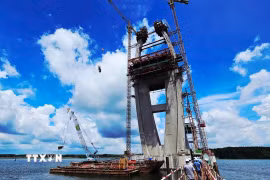 Dự án cầu Phước An là một trong những dự án đầu tư công được triển khai đúng tiến độ. (Ảnh: Hoàng Nhị /TTXVN)
