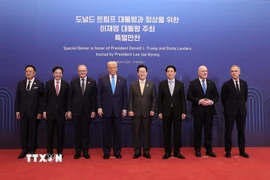 Chủ tịch nước Lương Cường, Tổng thống Hàn Quốc Lee Jae Myung và lãnh đạo các nền kinh tế chụp ảnh chung. (Ảnh: Lâm Khánh/TTXVN)