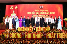 Bí thư Tỉnh ủy Đồng Nai Vũ Hồng Văn chụp ảnh lưu niệm cùng các đồng chí trong Ban Chấp hành, Ban Thường vụ Đảng ủy xã Long Thành. (Ảnh: Sỹ Tuyên/TTXVN)