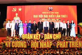 Bí thư Tỉnh ủy Đồng Nai Vũ Hồng Văn chụp ảnh lưu niệm cùng các đồng chí trong Ban Chấp hành, Ban Thường vụ Đảng ủy xã Long Thành. (Ảnh: Sỹ Tuyên/TTXVN)