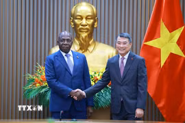 Thủ tướng Lê Minh Hưng tiếp Bộ trưởng Ngoại giao Cộng hòa Angola Téte António. (Ảnh: Dương Giang/TTXVN)