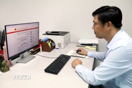 Ông Đinh Tiến Quang, Trưởng phòng Thông tin báo chí xuất bản, Sở Văn hóa và Thể thao tỉnh Ninh Bình nghiên cứu đóng góp ý kiến vào Dự thảo Luật báo chí (sửa đổi). (Ảnh: Hải Yến/TTXVN)