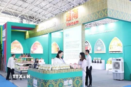 Gian hàng Việt Nam tham gia Hội chợ. (Ảnh: Công Tuyên/TTXVN )