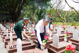 Tổng Bí thư, Chủ tịch nước Tô Lâm thắp hương trên phần mộ các Anh hùng, liệt sỹ. (Ảnh: Thống Nhất/TTXVN)
