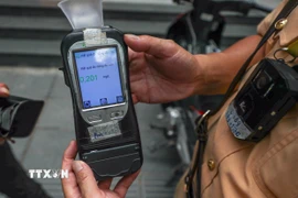 Kiểm tra nồng độ cồn. (Ảnh minh họa: Phạm Kiên/TTXVN)