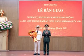 Trung tướng Phạm Thế Tùng, Thứ trưởng Bộ Công an trao quyết định bổ nhiệm chức vụ Giám đốc Trung tâm An ninh hàng không quốc gia cho Đại tá Phạm Hoàng Điệp. (Ảnh: Phạm Kiên/TTXVN)