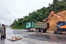 Lãnh đạo UBND đặc khu Cô Tô kiểm tra, chỉ đạo xử lý các điểm sạt lở tạm thời trên đặc khu Cô Tô. (Ảnh: TTXVN phát)