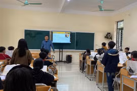 Giờ học Tiếng Anh của học sinh Trường Phổ thông Dân tộc Bán trú-Trung học Cơ sở Thông Thụ, huyện Quế Phong (Nghệ An). (Ảnh: TTXVN phát)