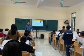 Giờ học Tiếng Anh của học sinh Trường Phổ thông Dân tộc Bán trú-Trung học Cơ sở Thông Thụ, huyện Quế Phong (Nghệ An). (Ảnh: TTXVN phát)