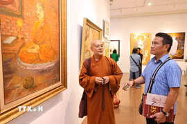 Khách tham quan Triển lãm mỹ thuật Phật giáo “Sen đầu hạ IX”. (Ảnh: Minh Đức/TTXVN)