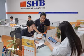 Khách hàng giao dịch tại SHB Chi nhánh Đông Đô, Hà Nội. (Ảnh: Trần Việt/TTXVN)