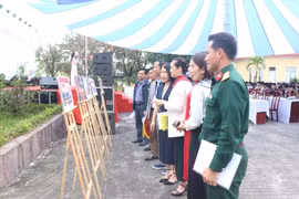 Đại biểu tham quan khu triển lãm, giới thiệu sách. (Nguồn: Báo Đà Nẵng)