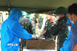 Toàn bộ quy trình đều được tiến hành chặt chẽ, khoa học và trang nghiêm. (Ảnh: TTXVN phát)