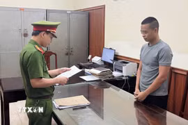 Cơ quan Cảnh sát điều tra công bố lệnh bắt tạm giam đối tượng Lê Văn Hải. (Ảnh: TTXVN phát)