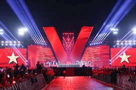 Cả khán đài chung nhịp đập cùng hòa vang bài Tiến quân ca. (Ảnh: Thanh Tùng/TTXVN)