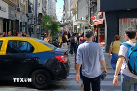 Người dân ở Buenos Aires. (Ảnh: THX/TTXVN)
