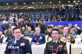 Bộ trưởng Bộ Quốc phòng Việt Nam Phan Văn Giang (phải) và Bộ trưởng Bộ Quốc phòng Trung Quốc Đổng Quân tại Diễn đàn Hương Sơn Bắc Kinh lần thứ 12. (Ảnh: Hải Yến/TTXVN)