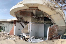 Các căn vila tại khu du lịch và nhà nghỉ Xuân Thành (Hà Tĩnh) bị hư hỏng, đổ sập. (Ảnh: Công Tường/TTXVN)