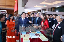 Đại biểu tham quan triển lãm 'Thành tựu 50 năm nền văn học, nghệ thuật Việt Nam' ngày 25/4/2025. (Ảnh: Phương Hoa/TTXVN)