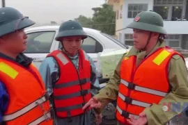 Đà Nẵng: Những chiếc thuyền vượt nước lũ mang nhu yếu phẩm đến cho người dân