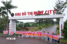 Người dân viết đơn cầu cứu cơ quan chức năng, yêu cầu công ty Kiên Cường Phát trả lại tiền. (Ảnh: TTXVN phát)
