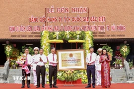 Lãnh đạo thành phố Hải Phòng, huyện Kiến Thụy đón nhận Bằng xếp hạng Di tích quốc gia đặc biệt. (Ảnh: Minh Huệ/TTXVN)