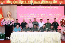 Các trưởng khu ký cam kết chấp hành pháp luật trong phòng chống xuất nhập cảnh trái phép. (Ảnh: TTXVN phát)