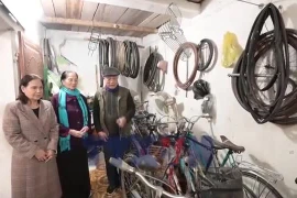 Ông giáo già 20 năm nhặt sắt vụn dệt nên những vòng xe cổ tích